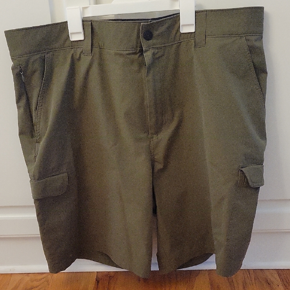 Orvis Men's Cargo Shorts in Olive Green